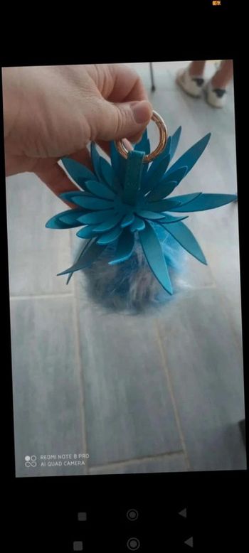Porte clés fourrure fleur bleu