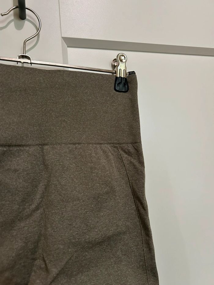687 – legging de sport kaki avec effet push-up au niveau des fesses Shein en taille S - photo numéro 4