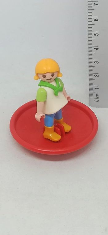 Fille enfant sur jeu d'équilibre playmobil