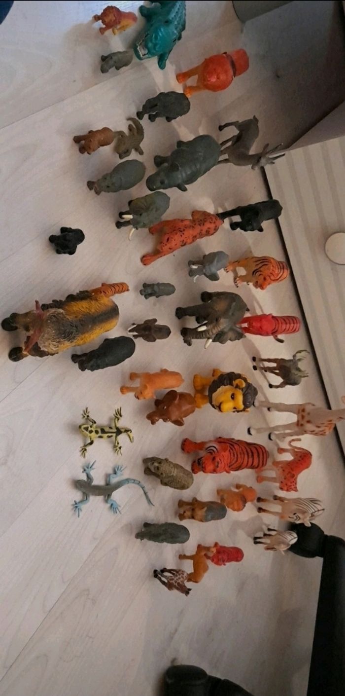 Figurines d'animaux sauvages