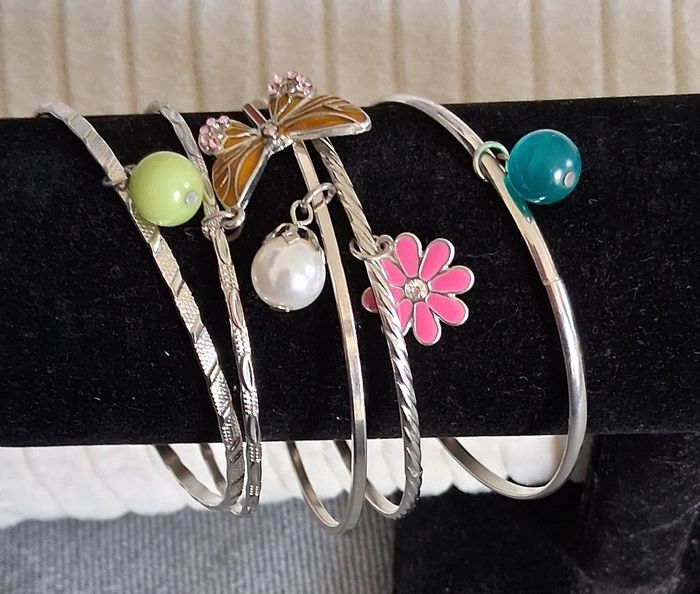5 bracelets avec breloque