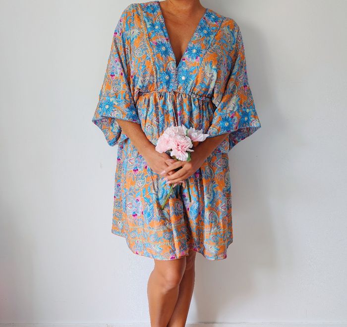 Robe d'été 
Look bohème hippie chic 
Couleur orange bleu 
Imprimé floral oriental 
Style kimono 
Taille 40 L
Très bon état - photo numéro 2