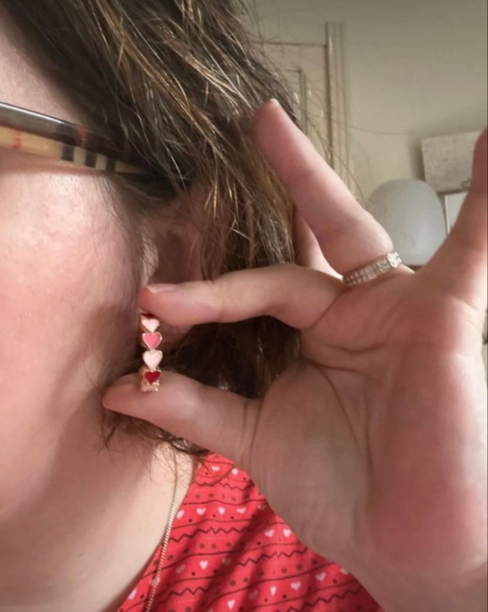 Petites créoles NEUVES pour femme motifs cœurs couleurs rouges et rose