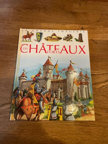 Livre La grande imagerie Les châteaux forts