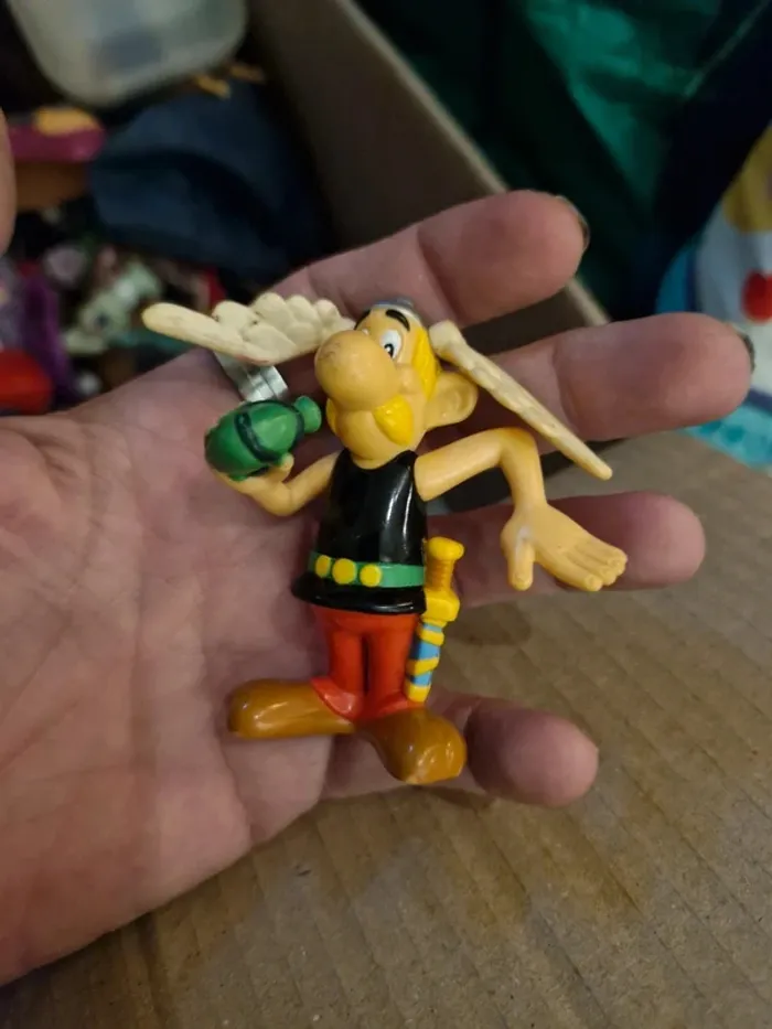 Lot 3 figurines Asterix + 7 pins