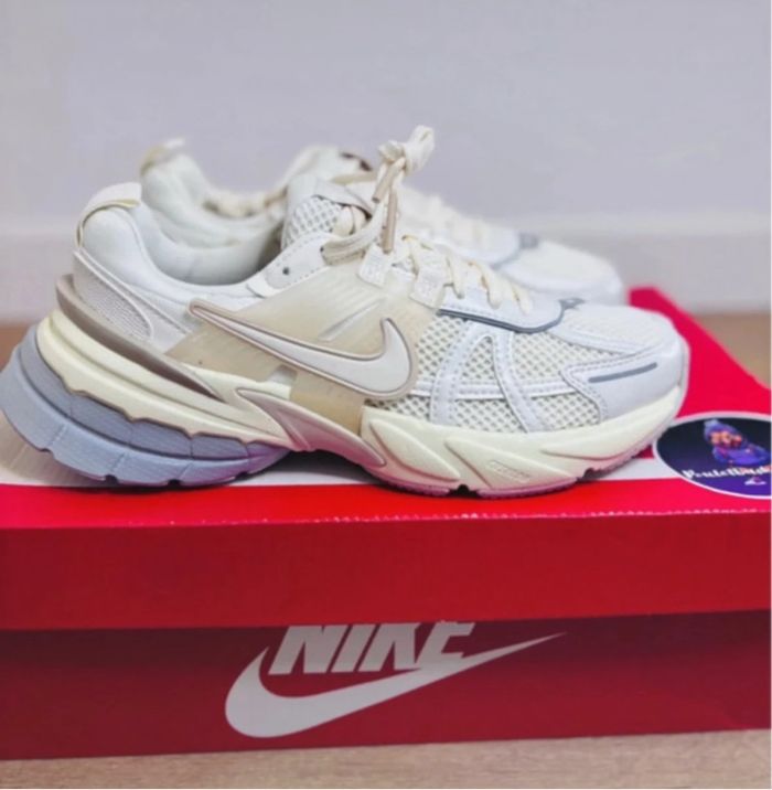 Nike V2k run White Pale Ivory Taille 36.5 - photo numéro 2