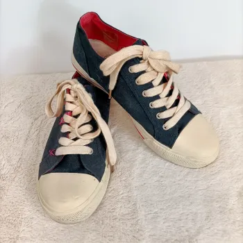 Basket brodée - 40 tennis avec broderie bleu marine et blanches