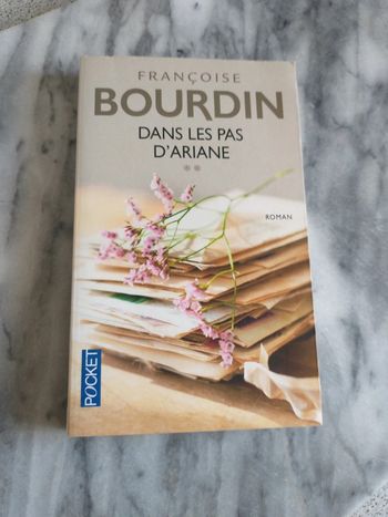 Moi je m'habille livre de Françoise Bourdin dans les pas d'Ariane