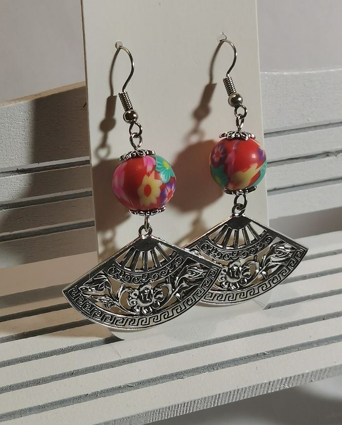 Boucles d'oreilles fantaisie éventail et perles fleuries - photo numéro 2