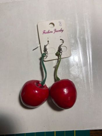Boucles oreilles neuves cerises légères