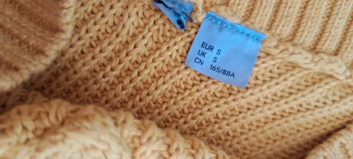Pull crop top H&M jaune moutarde - taille S - 50% laine - col V épaules dénudées - photo numéro 4