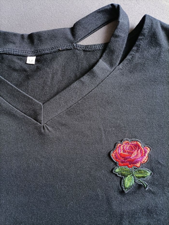 T-shirt court large noir avec rose brodé 🌹 taille M - photo numéro 3