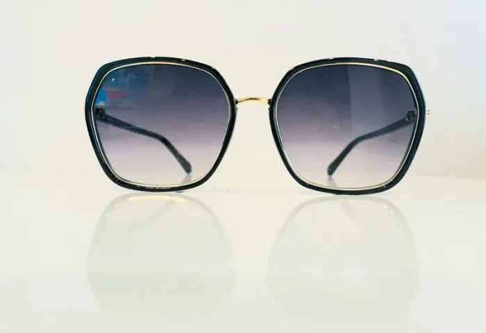Lunette de soleil femme noire contour doré verres dégradés UV protection catégorie 3 - photo numéro 2