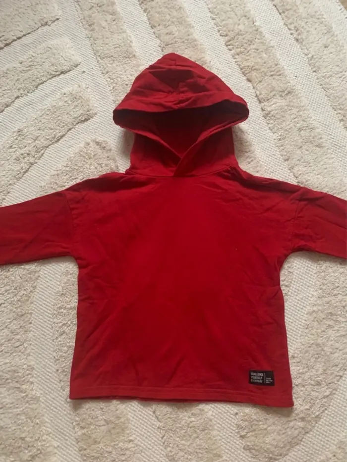 Sweat à capuche rouge – Kiabi – 4 ans