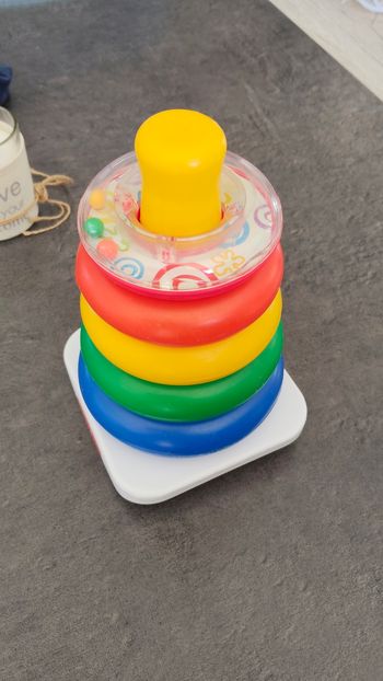Jouet éveil pyramide arc-en-ciel