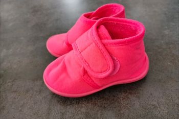 Chaussons à scratchs roses bébé fille 24