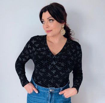 Body moulant noir à motifs avec col en V, une pièce chic et tendance fabriquée en France.