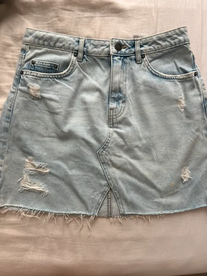 Mini jupe en jean destroy H&M Divided - photo numéro 3