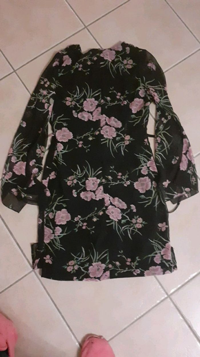 Robe fleuri av joli décolleté - photo numéro 4