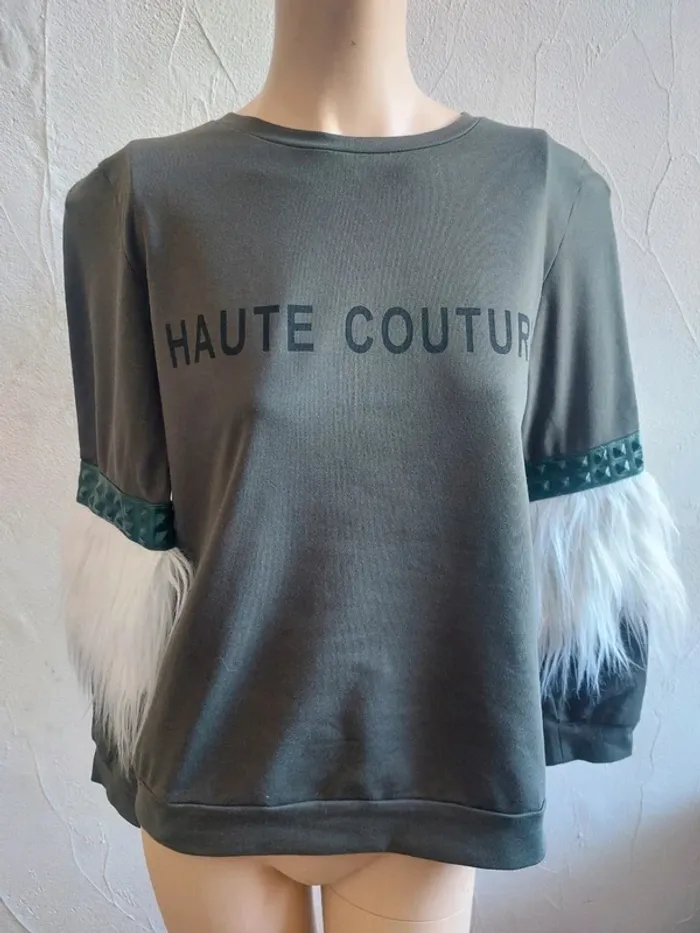 Sweatshirt Haute Couture original avec détails de fourrure Taille L