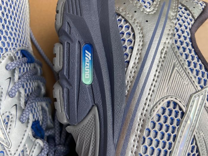 MIZUNO Mxr Gray 42.5 NEUF - photo numéro 2