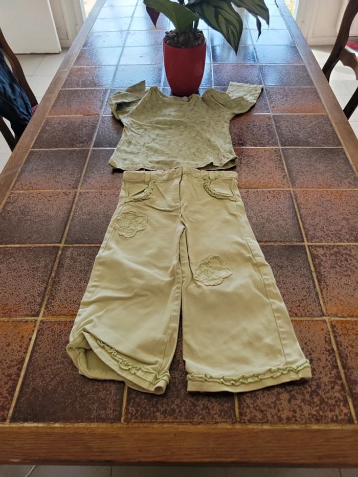 Lot pantalon et tee shirt
