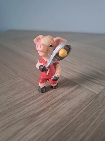 Figurine cochon tennis