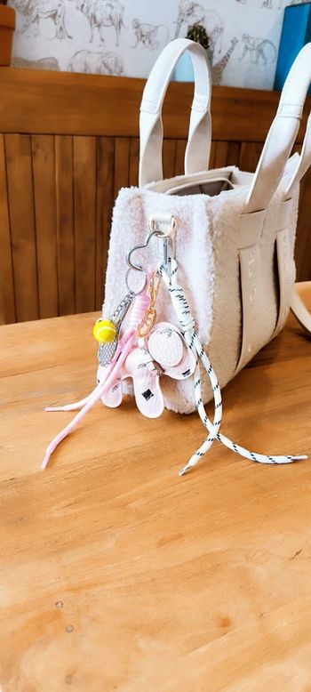 Grigri de sac rose et blanc chien tennis