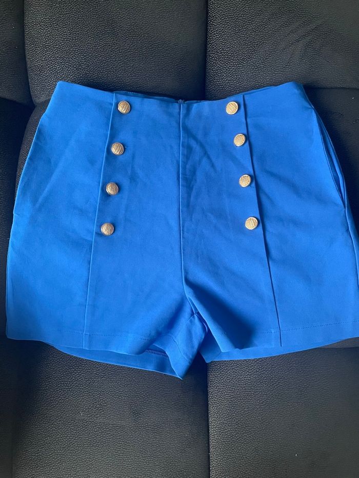 Short bleu