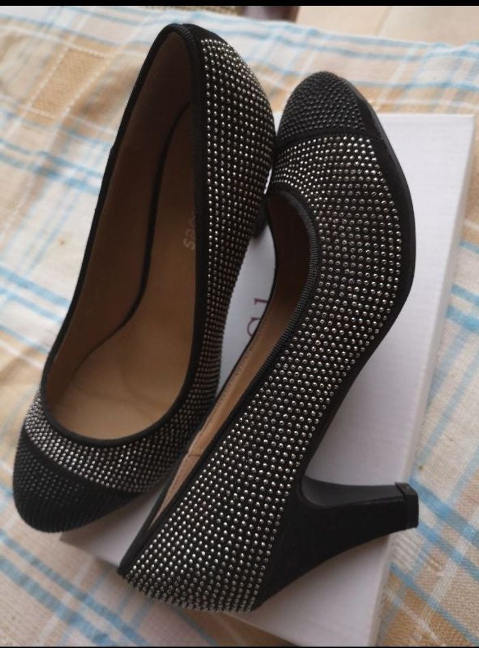 Très jolis escarpins CHC Shoes