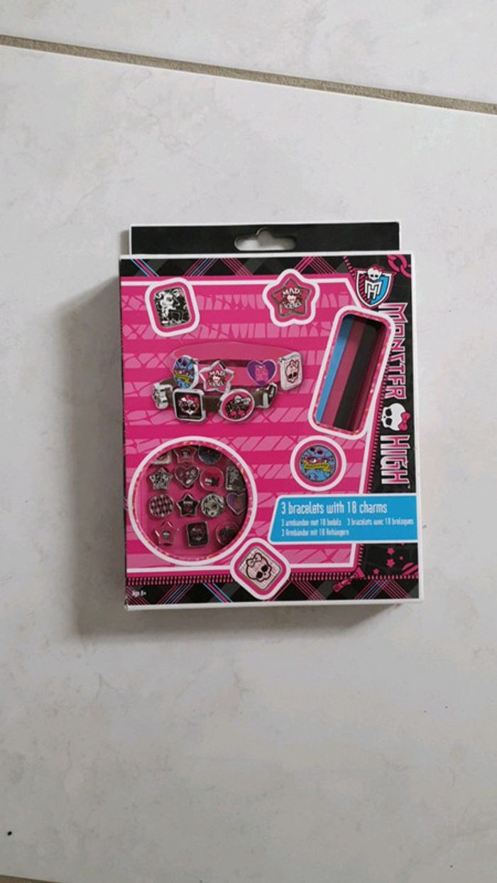 3 bracelets avec breloques Monster high Neuf YY