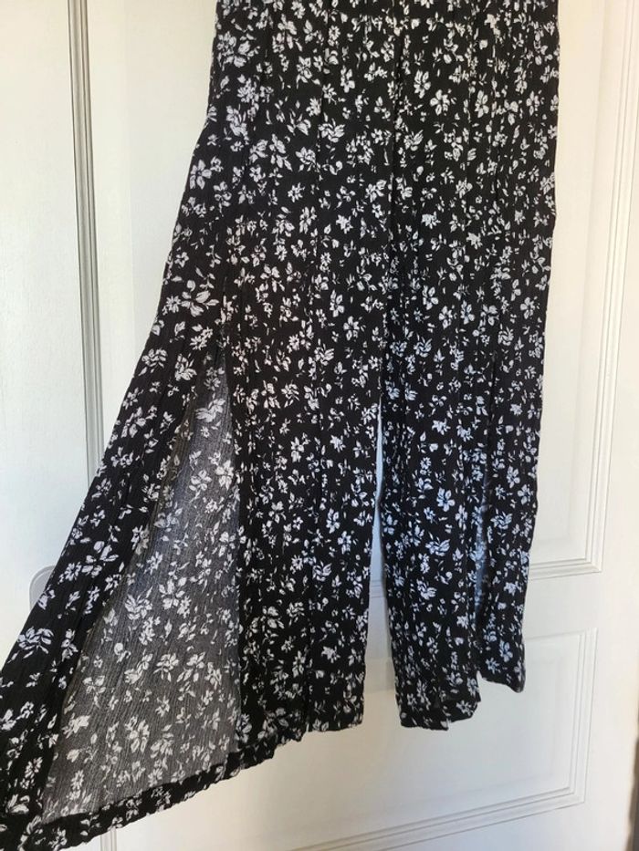 Pantalon fluide et fleuri avec fente sur les côtés Bershka - photo numéro 2