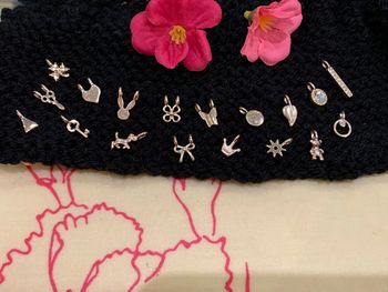 Lot de 18 breloques dorés pour création de bijoux