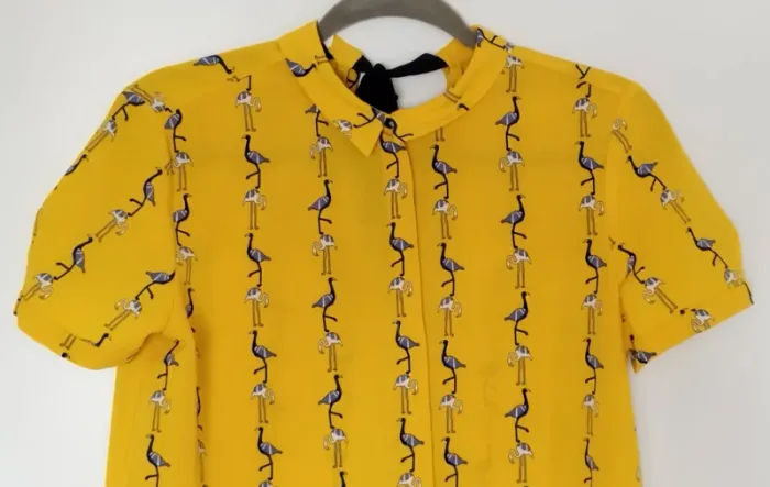 Très jolie blouse jaune flamand avec col chemise et noeud - photo numéro 6