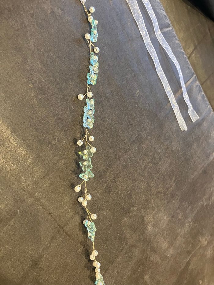 Serre-tête décoré de perles et de fleurs - photo numéro 2