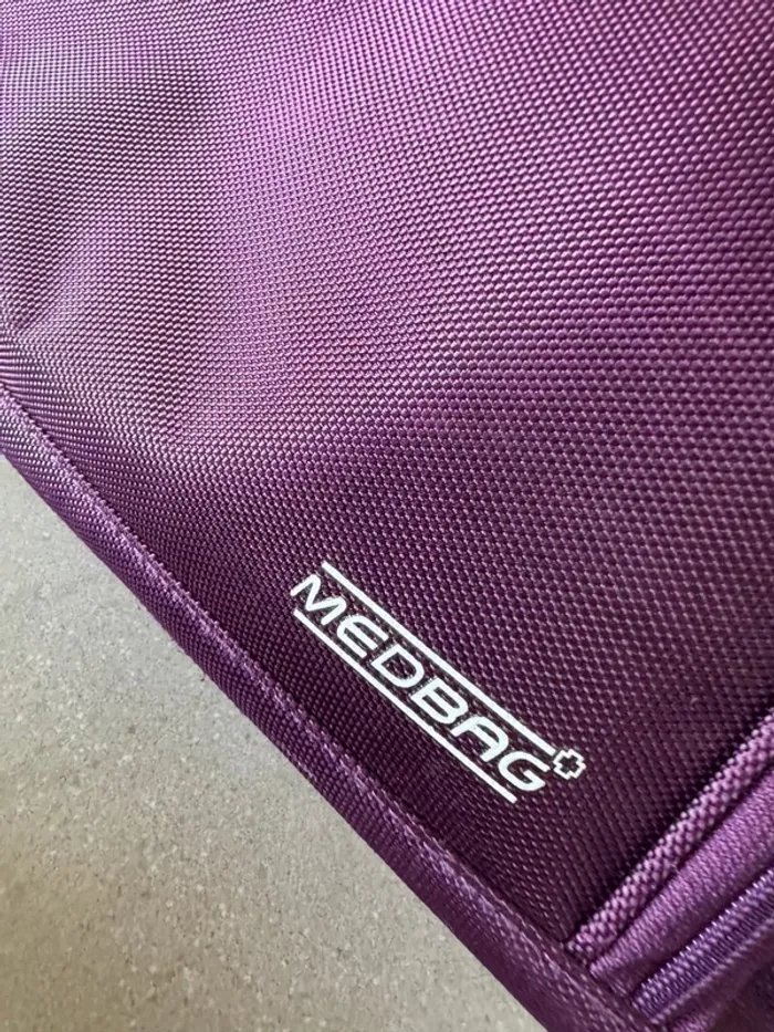 Sac à bandoulière violet, il y a quelques traces 42x24x24cm - photo numéro 3