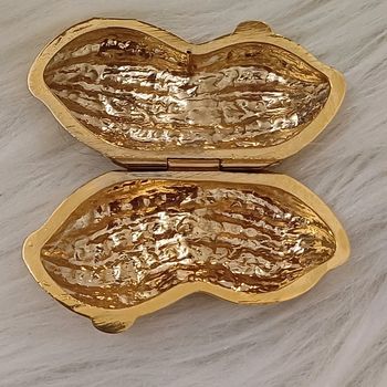 Petite boîte sous forme de cacahuètes