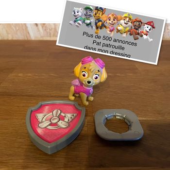 Idée cadeau 🎁 Figurine Stella avec 1 badge et 1 accroche de la Pat Patrouille