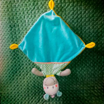 Doudou plat vache bleu jaune gris blanc MOTS D'ENFANTS 