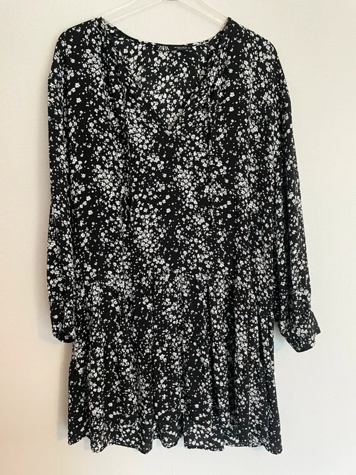 Robe noire fleurs blanches - photo numéro 2