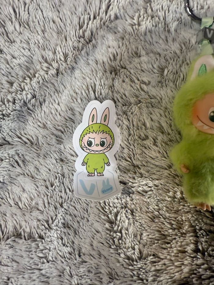 Labubu pin for love lettre V - photo numéro 3