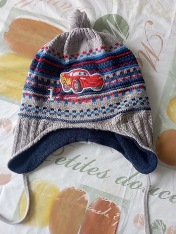 Bonnet gris 50 cm Disney cars 1€