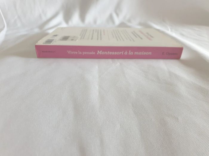 Livre Vivre la pensée Montessori à la maison - photo numéro 3