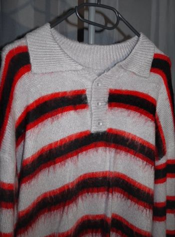 Pull col avec boutons - gris et roue (motifs)