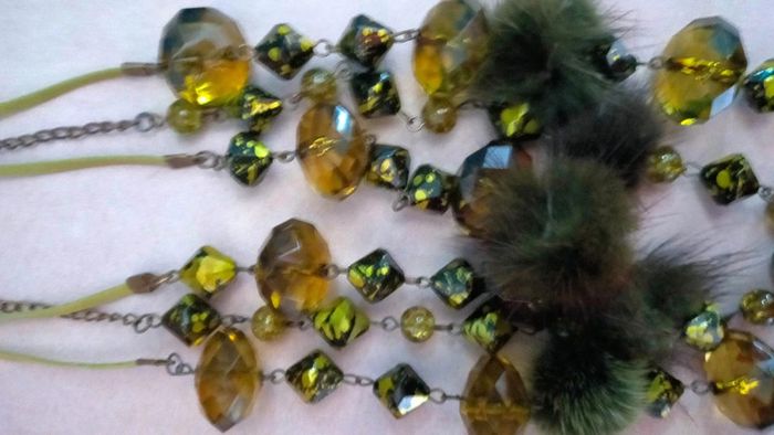 Collier fantaisie original – Vert olive & ambre – Pompons et perles mouchetées - photo numéro 4