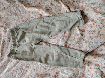 Pantalon léger couleur vert pastel en bon état taille 3 ans