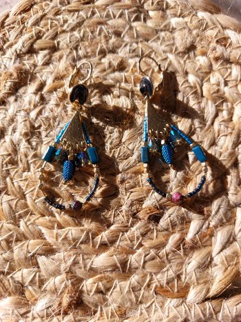Boucles d'oreilles artisanales dorées et bleues