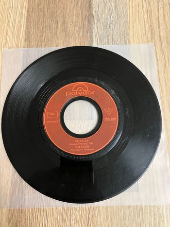 Vinyle 45 tours sans pochette-Rotation-Ra ta ta