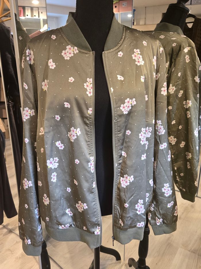 Veste légère kaki à fleurs T.44-46 Bonprix (Rainbow) neuve - photo numéro 2