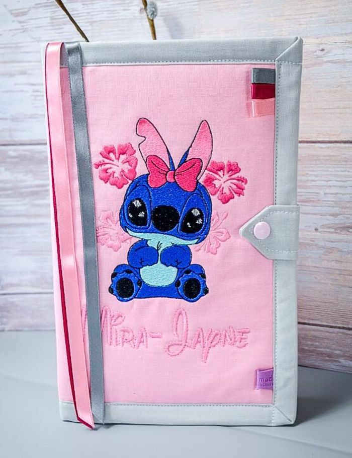 Protège carnet de santé personnalisé STITCH - CHOIX DE COULEURS ET PRÉNOM PAR MESSAGE - photo numéro 2